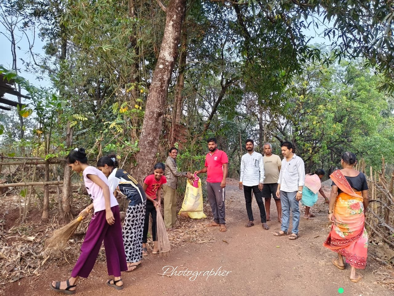 श्रमदानं सार्वजनिक रस्ता साफसफाई